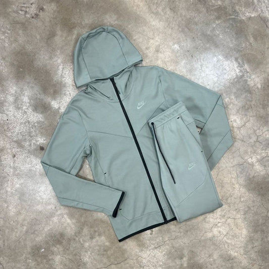 Nike Lightweight Tec Fleece